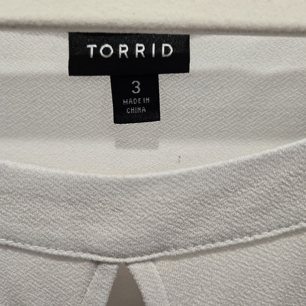 🌟 56. Torrid White Lace Sleeve Top - Picture 2 of 2